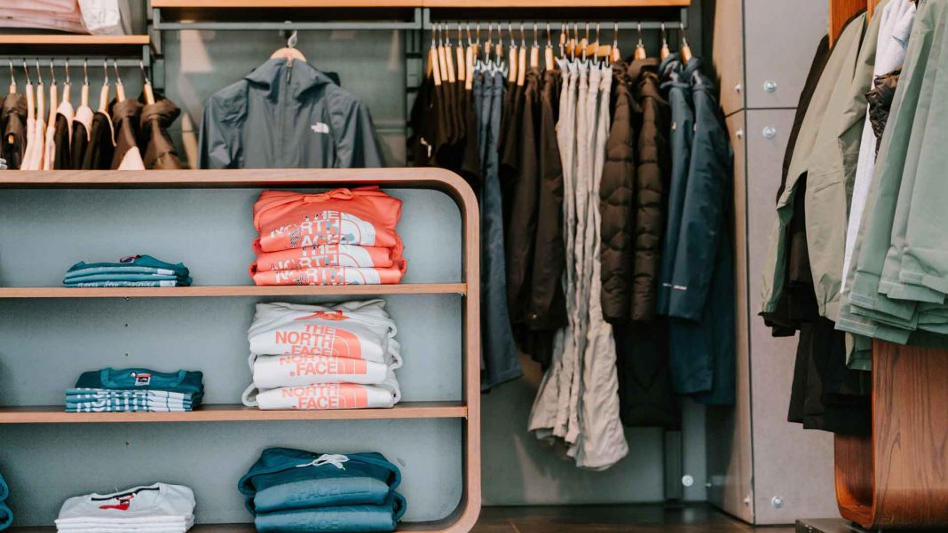 Tips-to-Organize-&-Keeping-Clean-Your-Walk-In-Closet-on-servicetrending