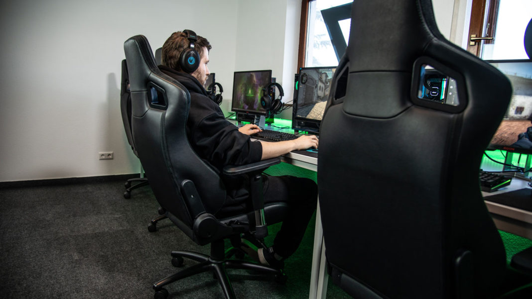 5-Things-You-Need-to-Be-Picky-About-While-Choosing-Gaming-Chair-on-servicetrending