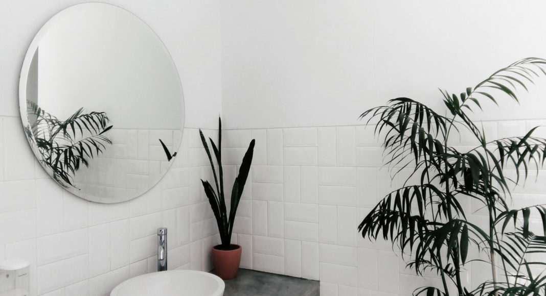Smart-Ways-to-Enlarge-Space-Using-Mirror-in-Bathroom-on-servicetrending